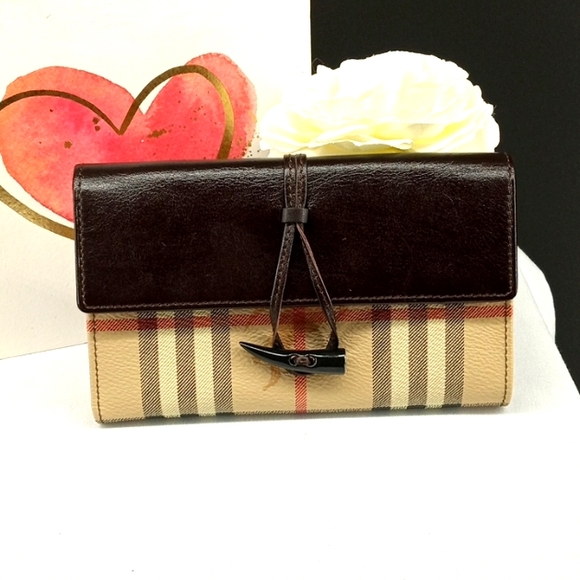 GORGEOUS BURBERRY TOGGLE WALLET - Picture 11 of 11